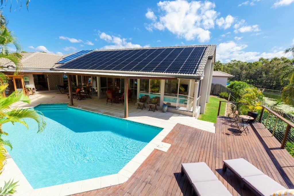 Instalación de calentadores solares para piscinas.