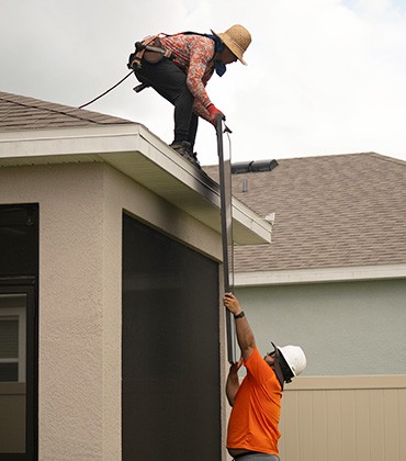 Instaladores que inspeccionan el equipo antes de la instalación