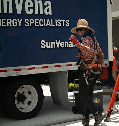 Instalador de Sunvena y camión de trabajo.